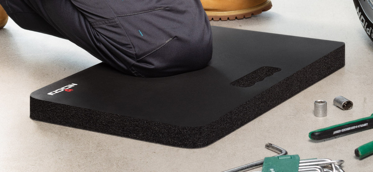 Cut-away of the pad: firm gel layer, soft gel layer, shell. Three short callouts baked into the image, EN and ES. From the spec sheet.