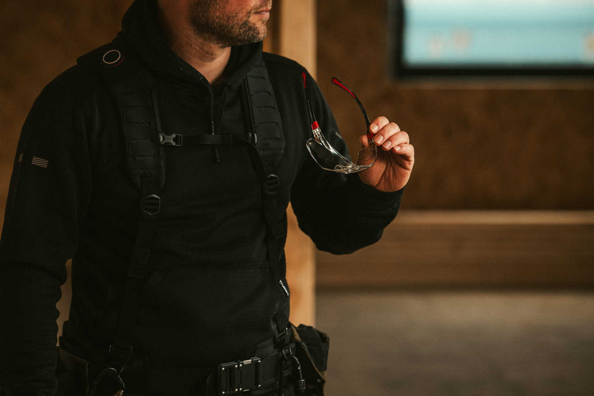 Fit guide: measuring mid-thigh over work pants, two ranges shown: Standard [range] and Large [range].
