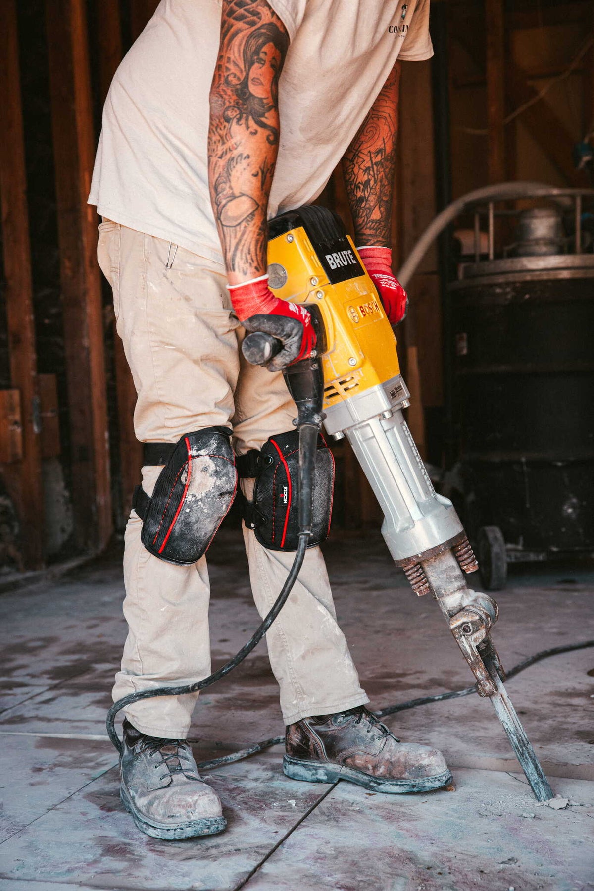 Fit guide: measuring mid-thigh over work pants, two ranges shown: Standard [range] and Large [range].
