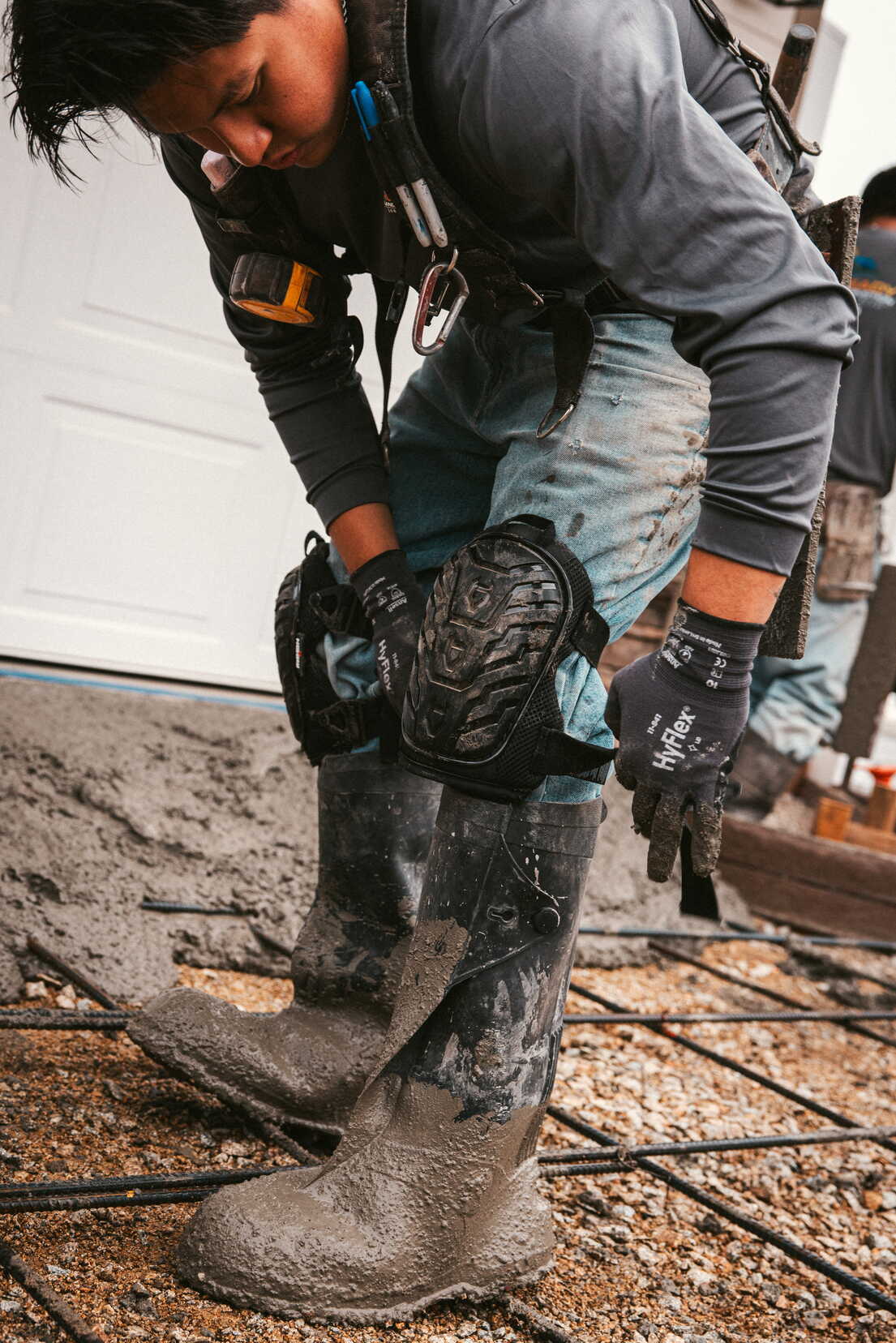 Fit guide: measuring mid-thigh over work pants, two ranges shown: Standard [range] and Large [range].