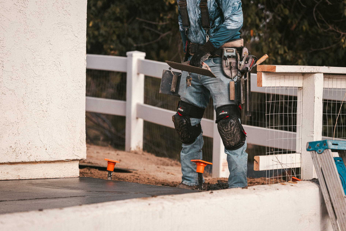 Fit guide: measuring mid-thigh over work pants, two ranges shown: Standard [range] and Large [range].