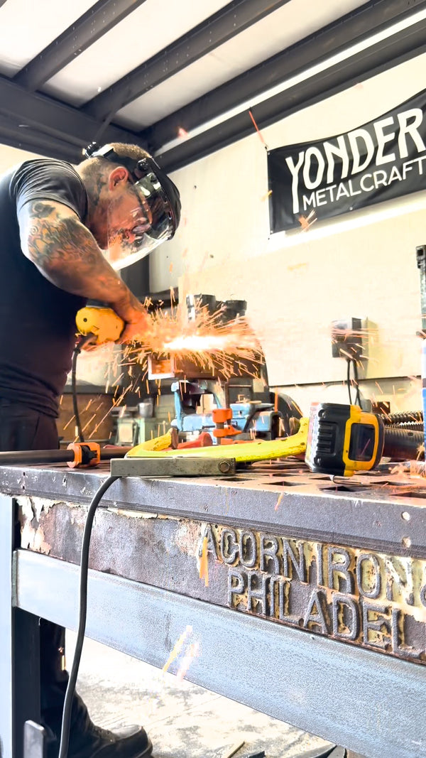 A drywall crew, in Spanish with captions: five pairs of GelGuard Pro handed out at the truck.