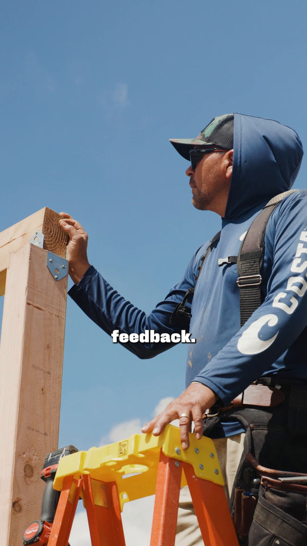 A drywall crew, in Spanish with captions: five pairs handed out at the truck.